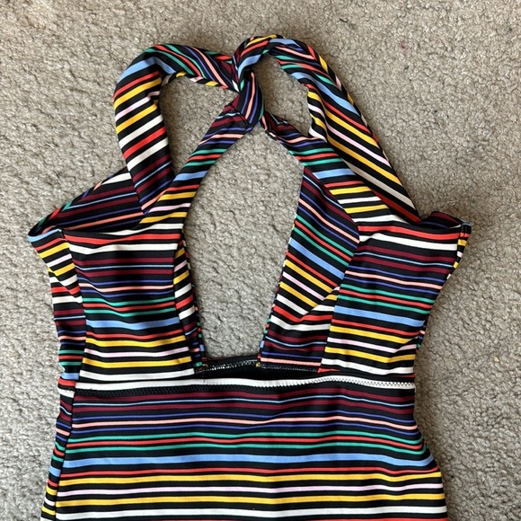 Old Navy twisted halter one piece swimsuit  chic striped comfortable - Picture 4 of 9